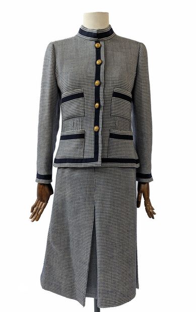 CHANEL Haute Couture No. 41595, circa 1970
Blue/white...