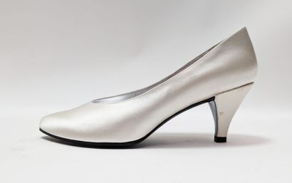 CHARLES JOURDAN
Pair of white satin pumps.
(Small...