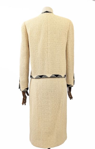CHANEL - Boutique
Two-piece ensemble in ecru...