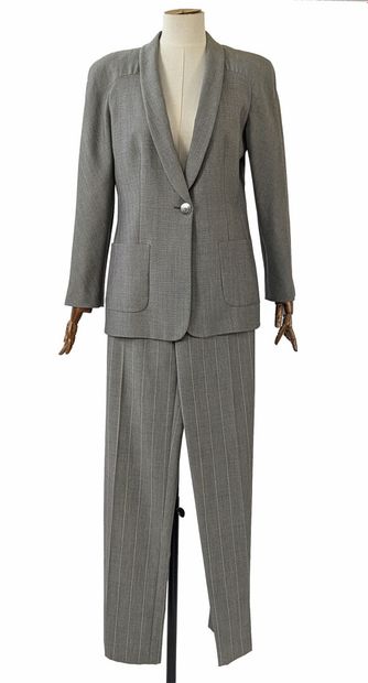 VALENTINO - Miss V
Two-piece suit in gray...
