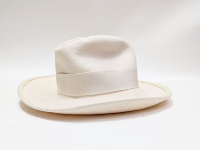 Set of hats and a beret from the brands PEBEO,...