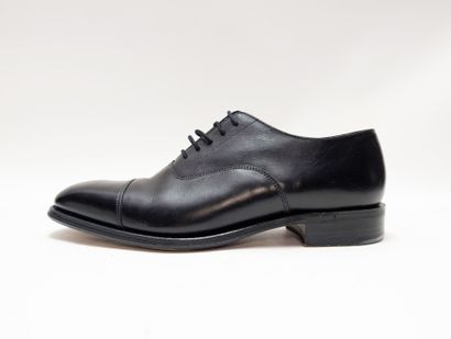 LOAKE
Pair of black leather oxfords.
(slight...