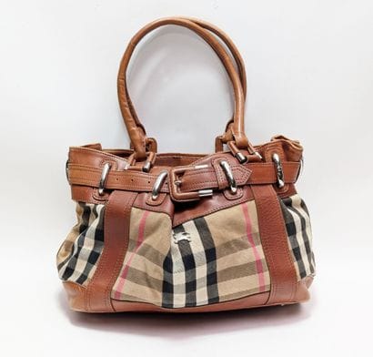 BURBERRY
Bag made of tartan-print cotton...