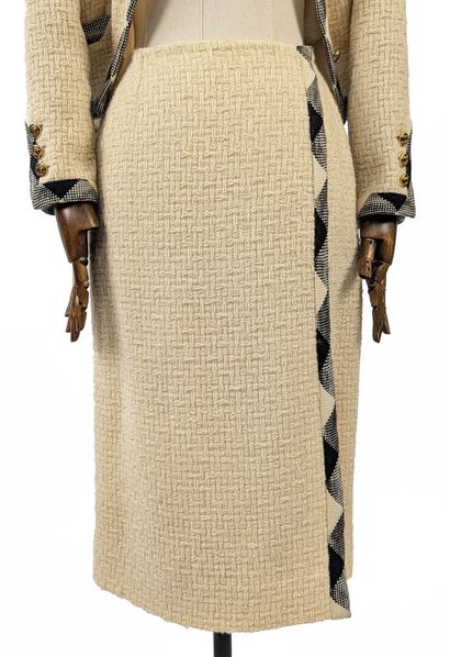 CHANEL - Boutique
Two-piece ensemble in ecru...