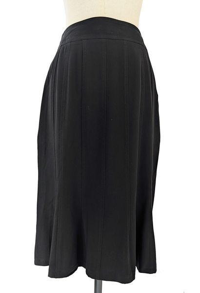 GERARD DAREL
Black, flowing skirt with tone-on-tone...