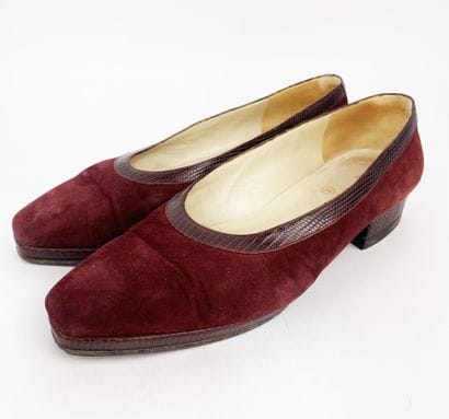 CHANEL
Pair of pumps with square heels (3.5...
