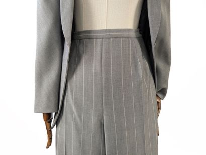 VALENTINO - Miss V
Two-piece suit in gray...
