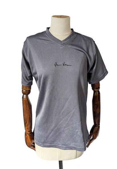 VERSACE COUTURE JEANS
Gray ribbed T-shirt...