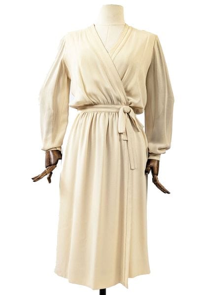 CHANEL - Boutique
Unbleached silk crepe wrap-style...