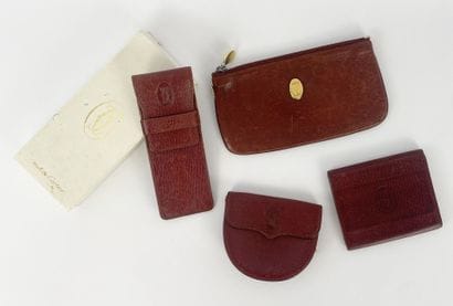 Must de CARTIER
Burgundy leather set including...