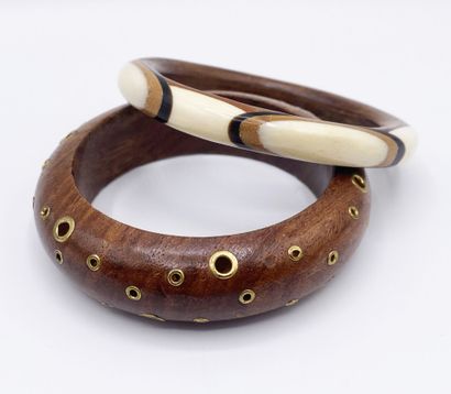A collection of costume jewelry, including...