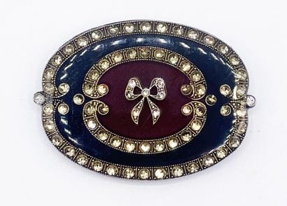 Catherine POPESCO
Oval metal brooch featuring...