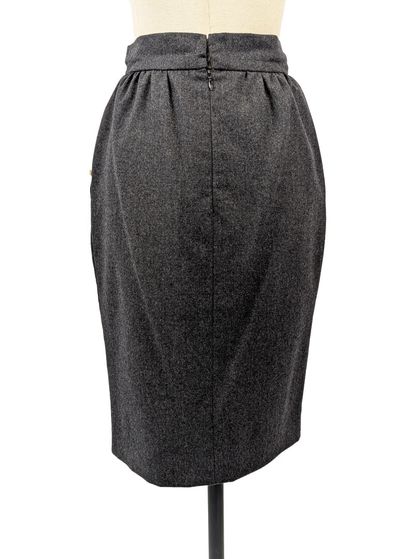 CHANEL
Gray wool skirt, straight cut with...