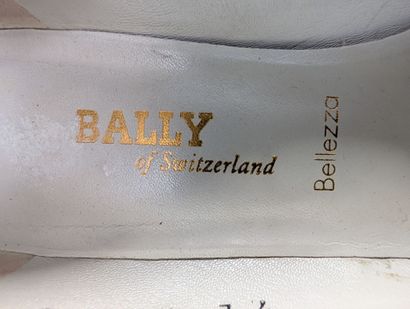 BALLY
Turquoise blue pumps with a gold buckle...