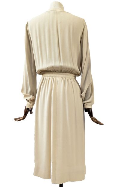 CHANEL - Boutique
Unbleached silk crepe wrap-style...