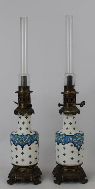 LONGWY ? Paire de lampes à pétrole en faience...