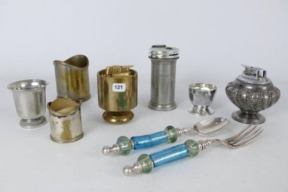 LOT : trois briquets (l'un en forme d'une...