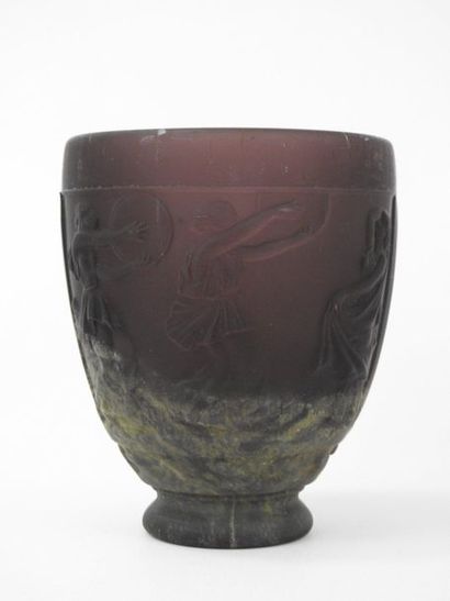 Georges de FEURE : Vase en verre moulé mauve...