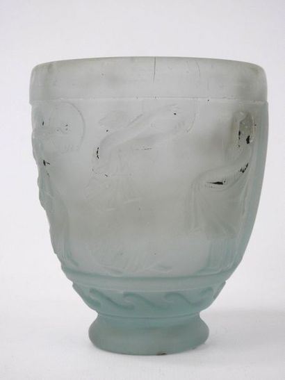 Georges de FEURE : Vase en verre moulé bleu...