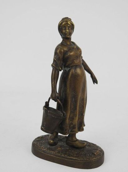 Jeune femme et panier. Sculpture en bronze....