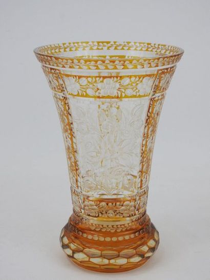 VASE en cristal de Bohème à décor de fleurs...