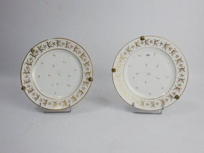 PARIS : Paire d'assiettes en porcelaine à...