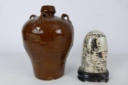 VASE à panse haute et quatre passants en...