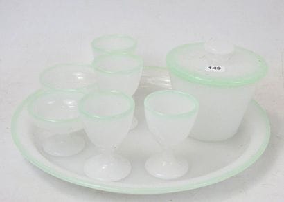 OEUFRIER en opaline blanche à bordure verte...