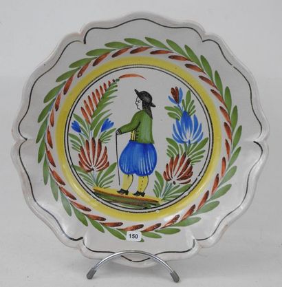 PLAT en faience à décor d'un Breton. Diamètre...