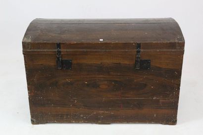 MALLE BOMBEE en bois teinté. 64 x 98 x 49...