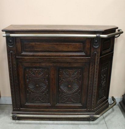 MEUBLE BAR en bois naturel, sculpté d'un...