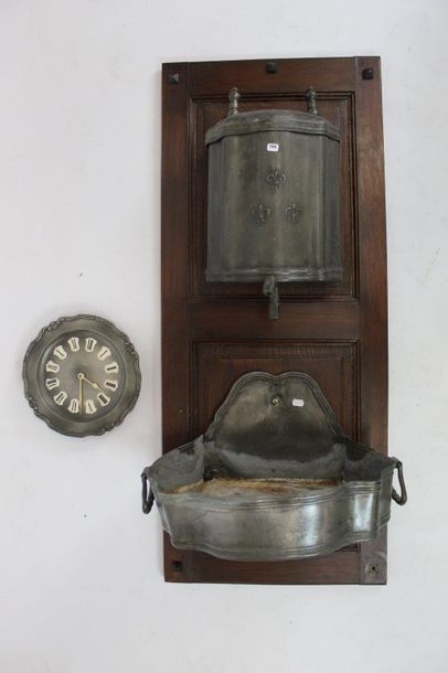 FONTAINE en étain sur son support en bois....