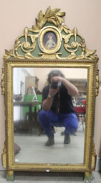MIROIR en bois doré et peint en vert à décor...