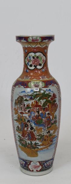 CHINE : Vase de forme balustre en porcelaine,...