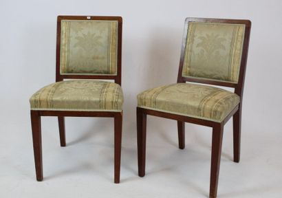 PAIRE DE CHAISES en bois naturel, à dossiers...