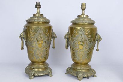 PAIRE DE VASES montés en lampe en bronze...