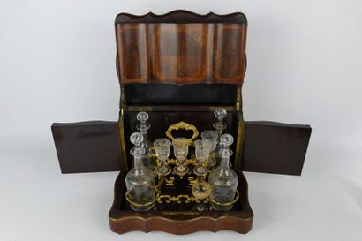 COFFRET A LIQUEUR à façade et côtés mouvementés...