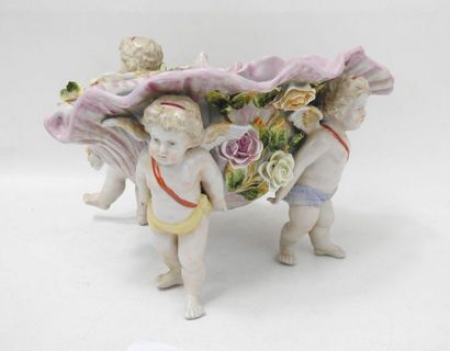 JARDINIERE en porcelaine polychrome formant...