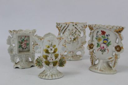 QUATRE VASES de mariée en porcelaine. H :...