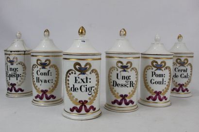 SIX POTS à pharmacie en porcelaine, Cerat...
