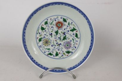 CHINE : Assiette creuse en porcelaine à décor...