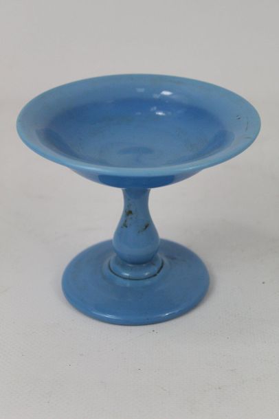 BAGUIER en opaline bleue. XIXème siècle....
