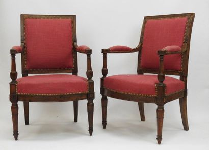 PAIRE DE FAUTEUILS en hêtre mouluré sculpté...