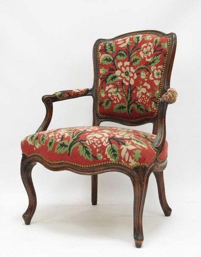 FAUTEUIL CABRIOLET en noyer mouluré. Pieds...