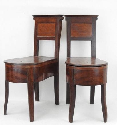 PAIRE DE CHAISES en bois mouluré et laqué...