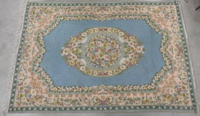 TAPIS en laine à médaillon central floral...