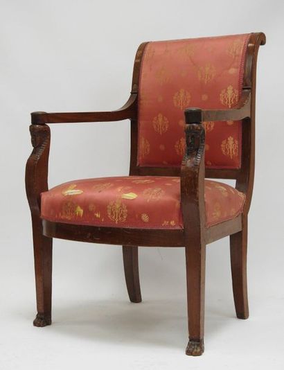 FAUTEUIL en acajou à dossier renversé à enroulement....