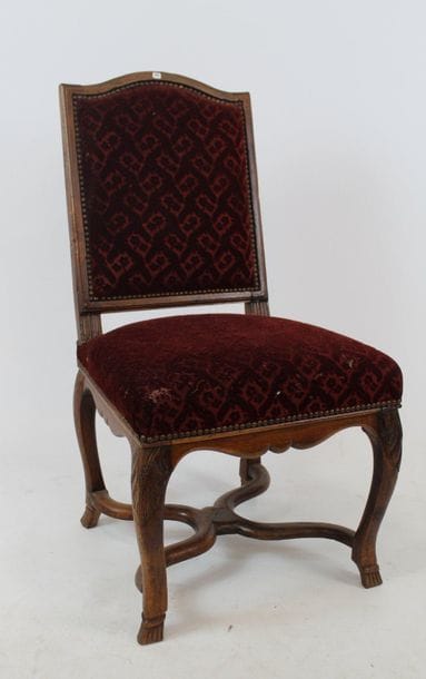 CHAISE en bois naturel, garniture de velours...