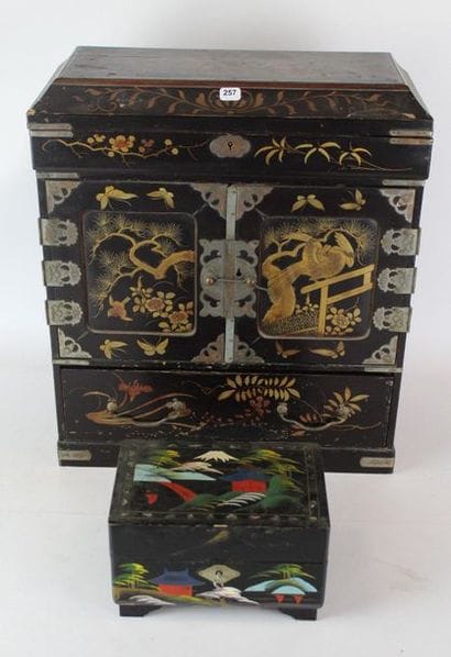 JAPON : petite armoire à bijoux en bois laqué...