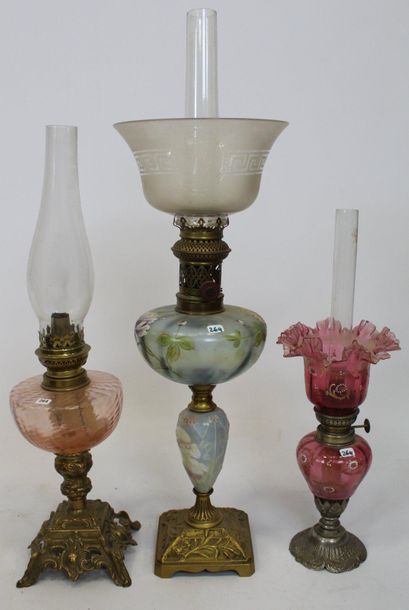 TROIS LAMPES A PETROLE. 

Haut : entre 70...